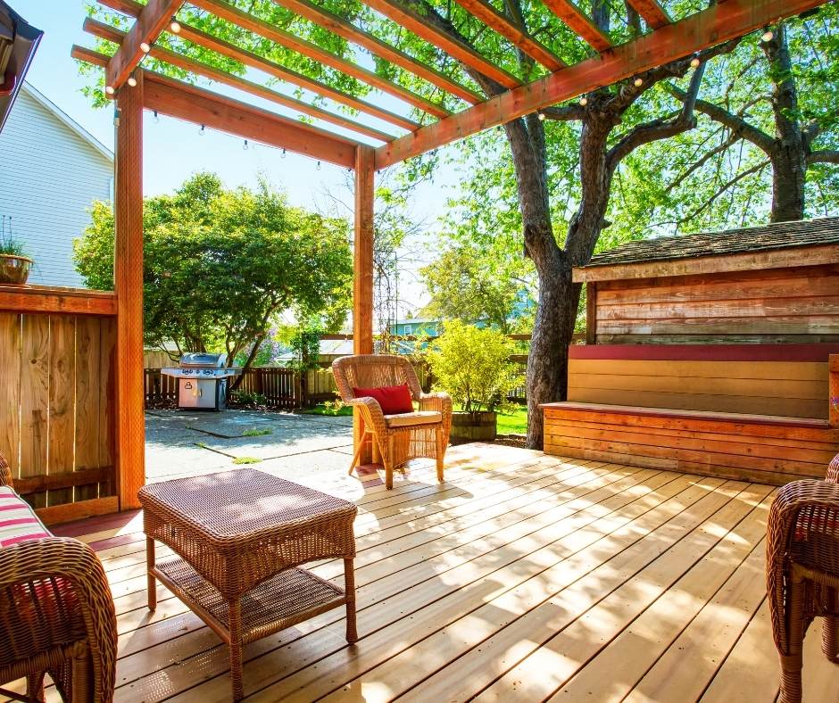 Pergola avec du mobilier en bois