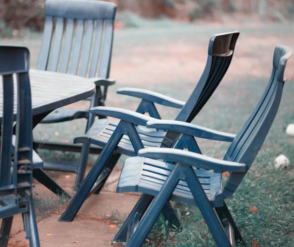 Pergola avec du mobilier en plastique