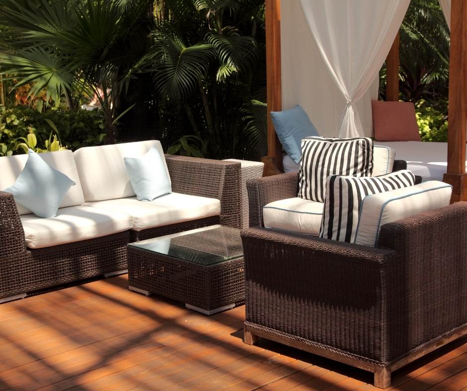 Pergola avec mobilier pour se détendre