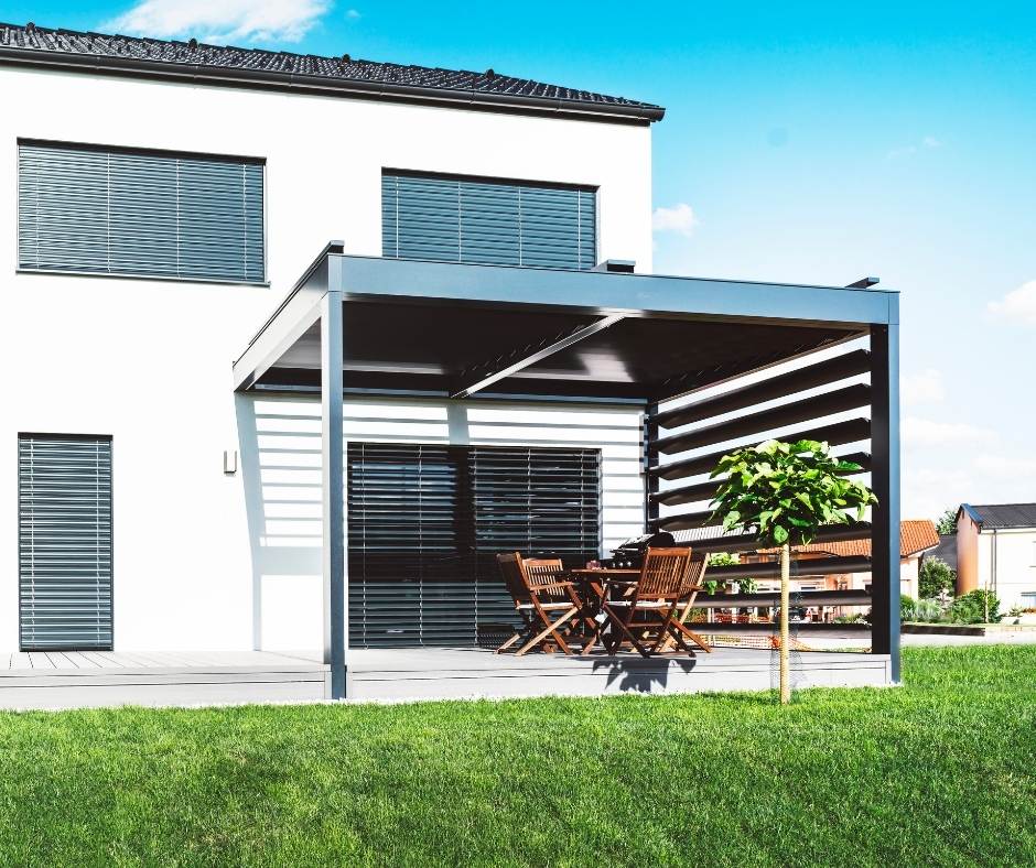 Une pergola bioclimatique : bonne ou mauvaise idéee